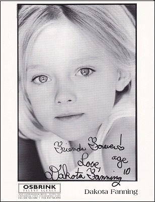 ダコタ・ファニング 直筆サイン入り写真2枚 保証書付き(オマケ付き
