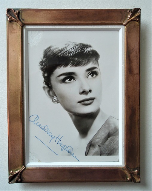 オードリー・ヘプバーン 直筆オートグラフ （完全額装） | オート