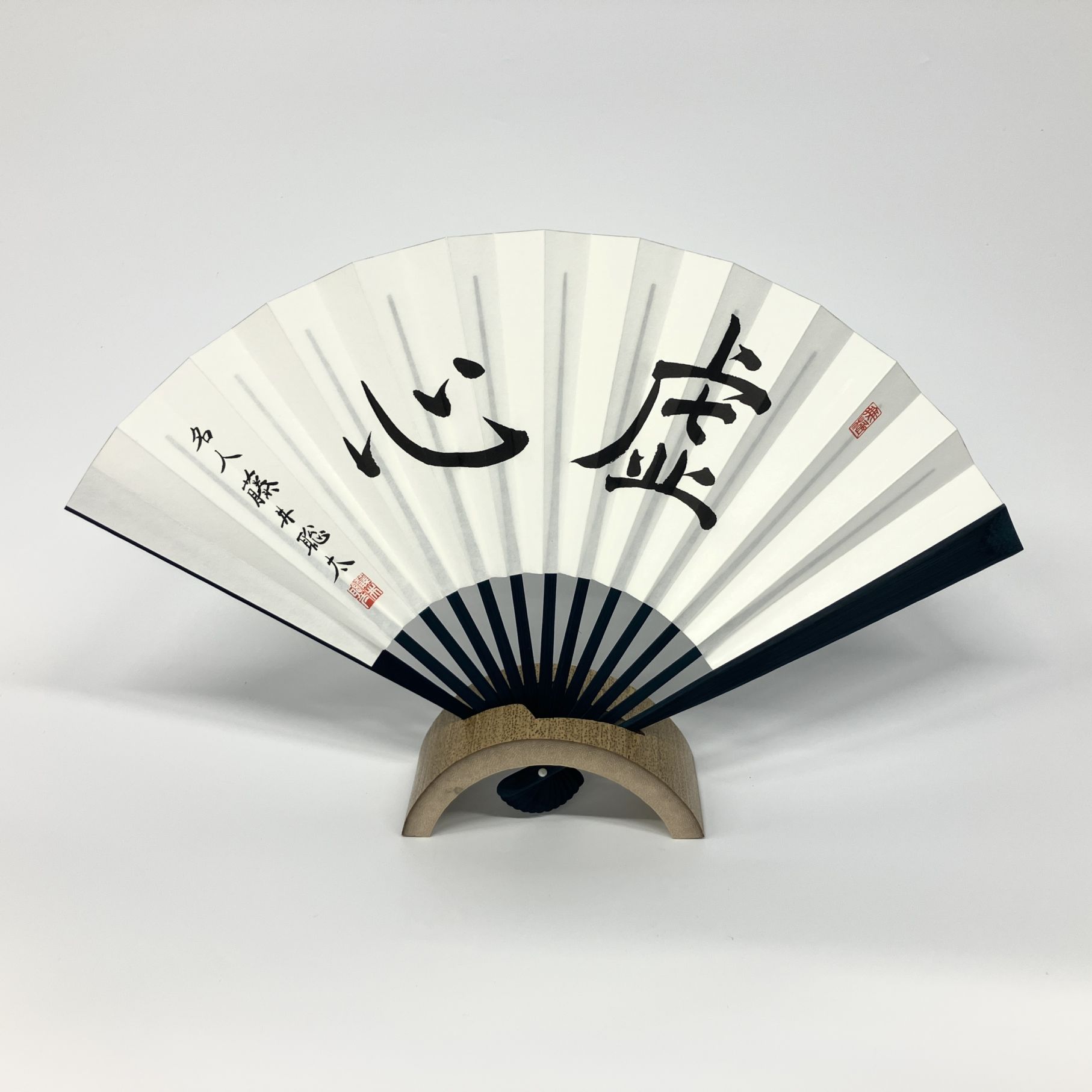 藤井聡太 名人位扇子「虚心」 | 公益社団法人 日本将棋連盟オンライン