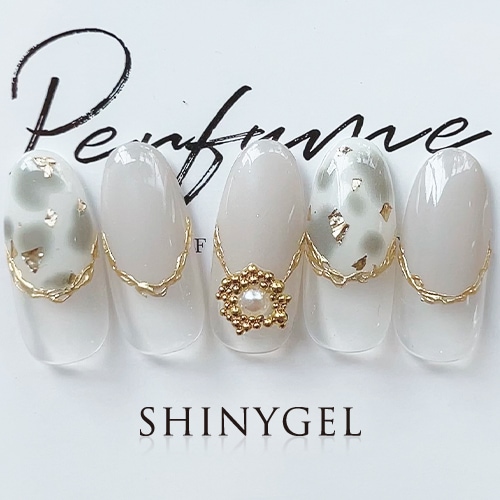 ふんわりホワイトとミラーラインで華やかに♪ダルメシアンネイル