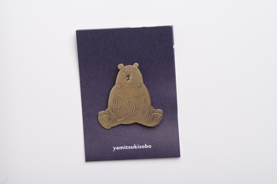 真鍮ピンブローチ お散歩くま編集長 | 闇月創房 【 北海道 スロウなお