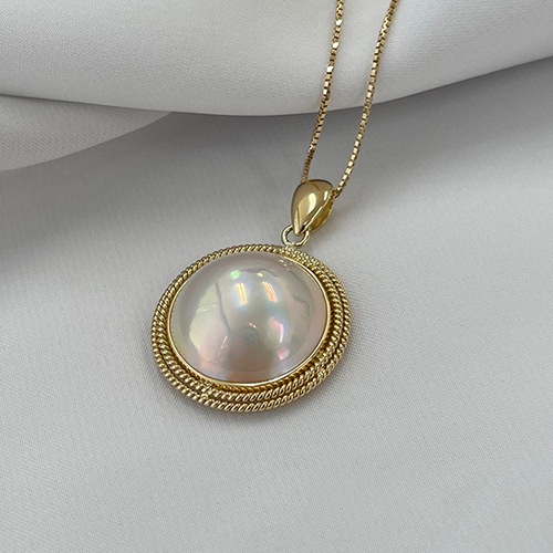 P14229】マベパール ペンダント奄美大島産 15mm ホワイト系 K18