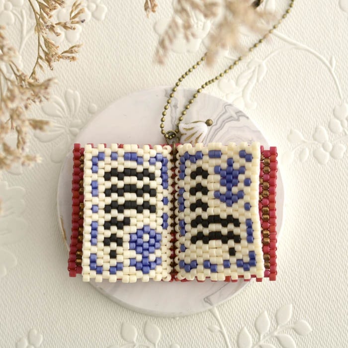 ブック型チャーム『Flower in the garden』 BS-C-L-0041 【作家：3D