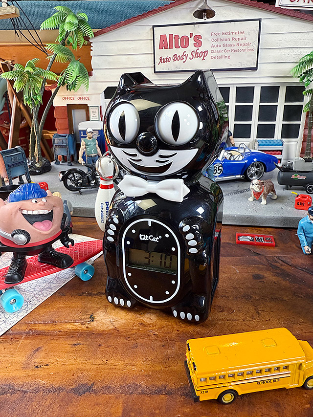 目玉がキョロキョロ動く！ キットキャット デジタルアラームクロック