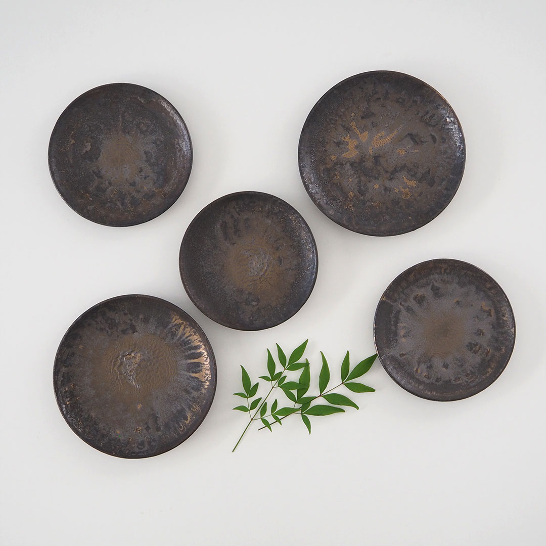 黒金彩/5寸皿 | 唐津焼 雅樂窯 ( うたがま ) | 糸島くらし×ここのき