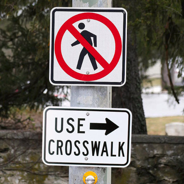 本格的なアメリカ製看板。トラフィックサイン USE CROSSWALK 横断歩道