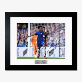 額装済みサッカーサイン入りフォトを販売 - THE DUGOUT