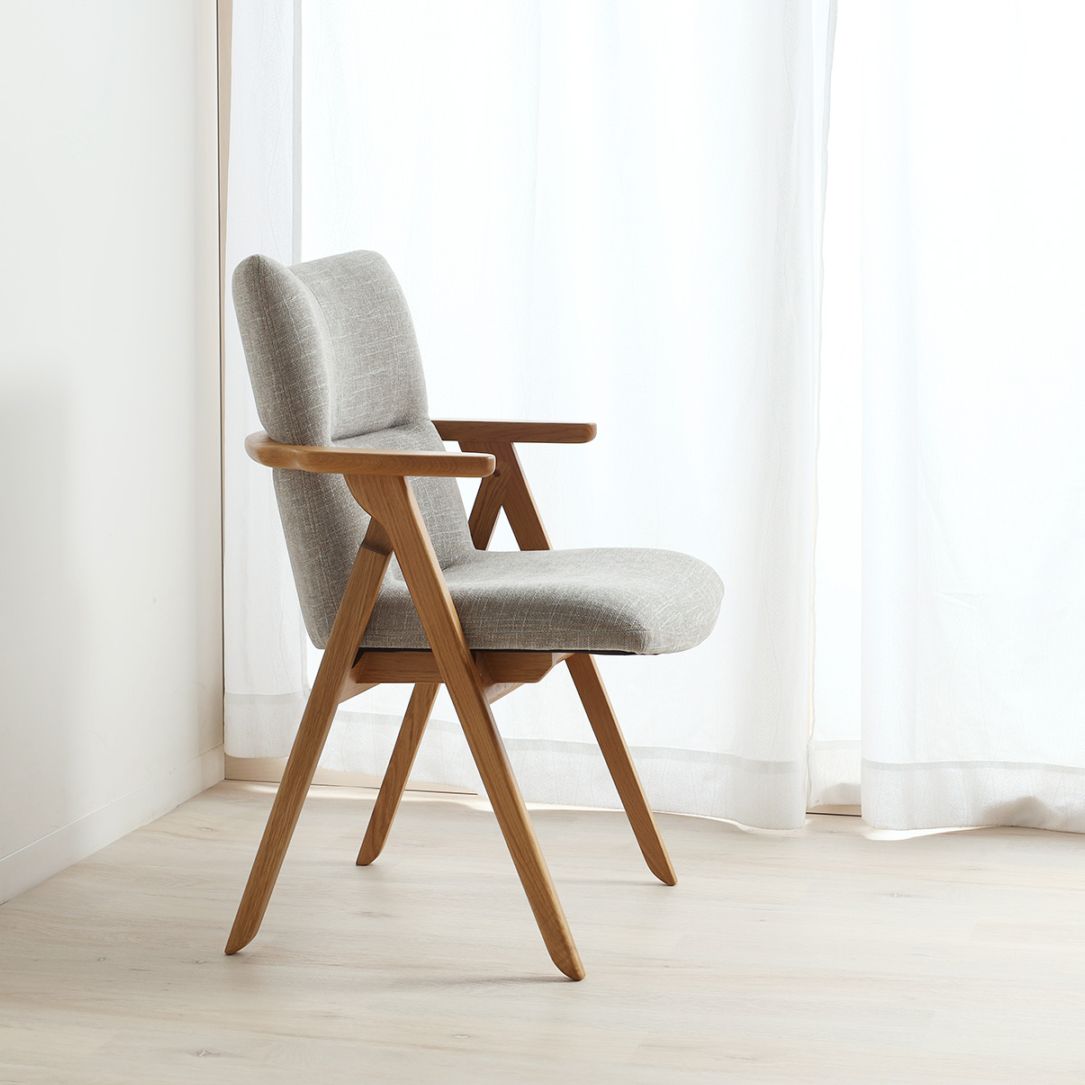 無垢材 肘付き ダイニングチェア｜長時間ゆったりとくつろげる特別な1