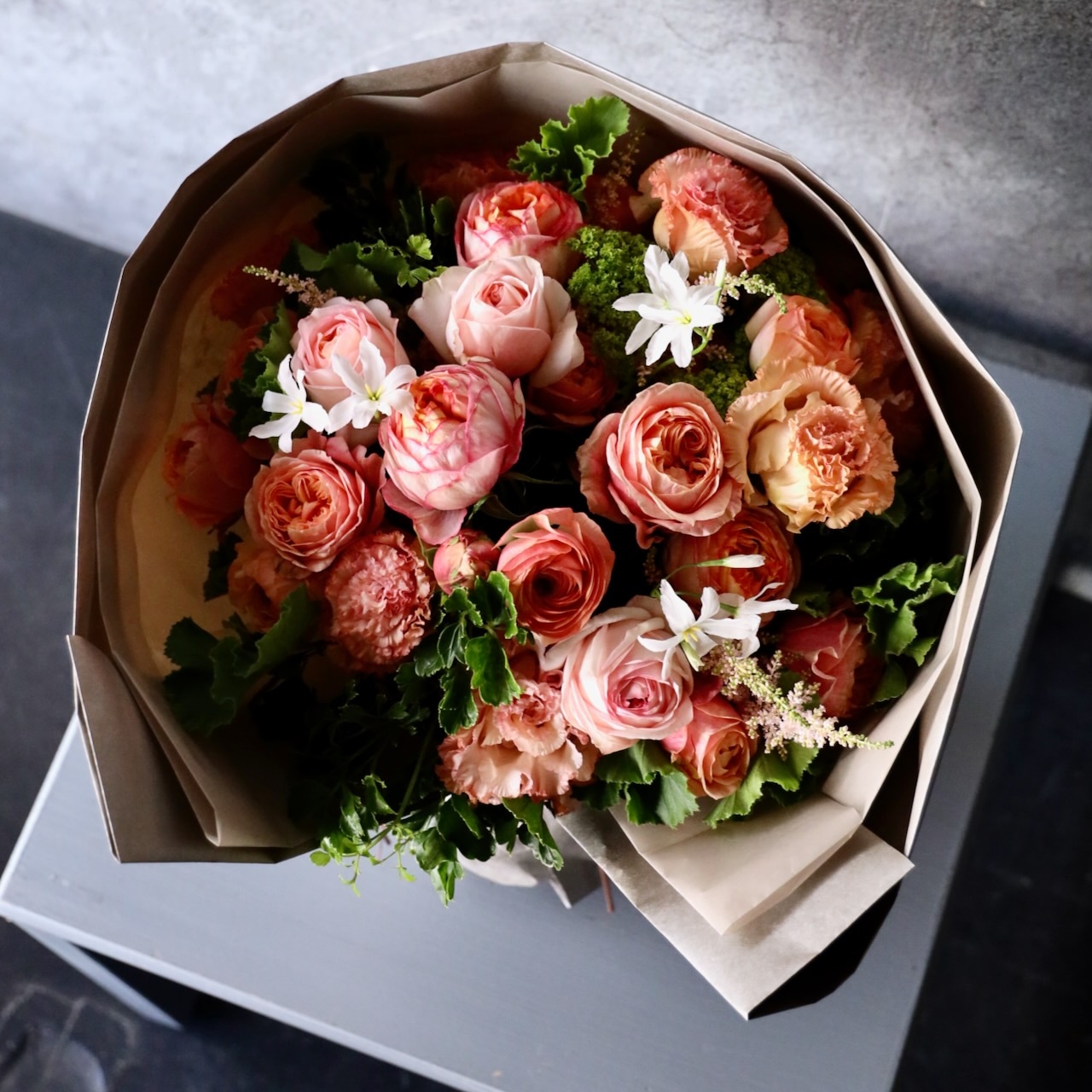 特選花束ML「朱華 hanezu」心にやすらぎを届ける、穏やかな花の調べ