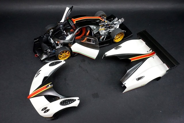 絶版】オートアート，1/18パガーニゾンダ ホワイト（イタリアン