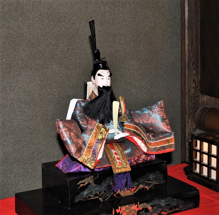 雛段の添え雛（「狆引の官女」他）: 南アルプス市ふるさと○○博物館の