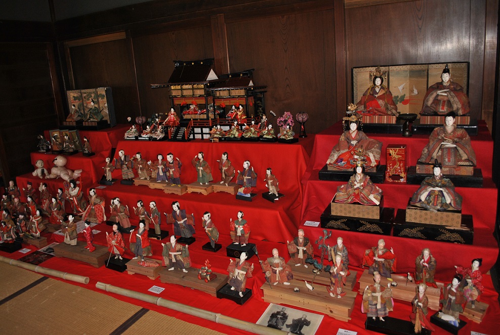 雛段の添え雛（「狆引の官女」他）: 南アルプス市ふるさと○○博物館の