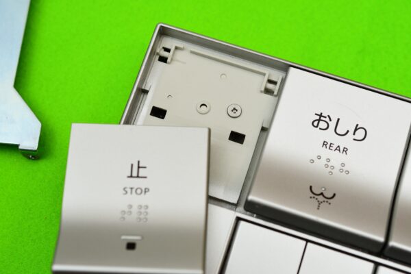 電池不要のTOTOエコリモコンを分解してみた - まず分解。