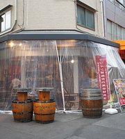外の樽テーブルで立ち飲み - Picture of Luvwine Temman Honten, Osaka