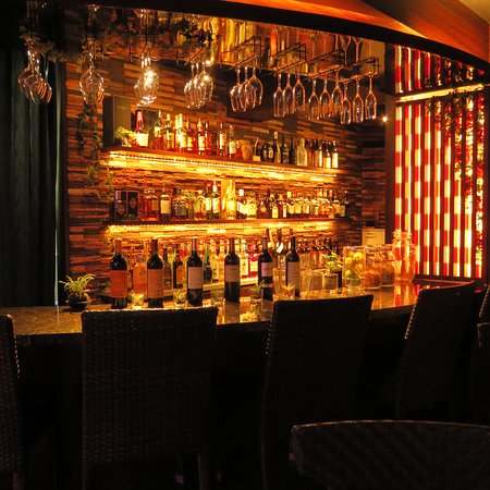 カウンター席】高級感あるバーカウンターは圧巻！圧倒的な雰囲気の良さ