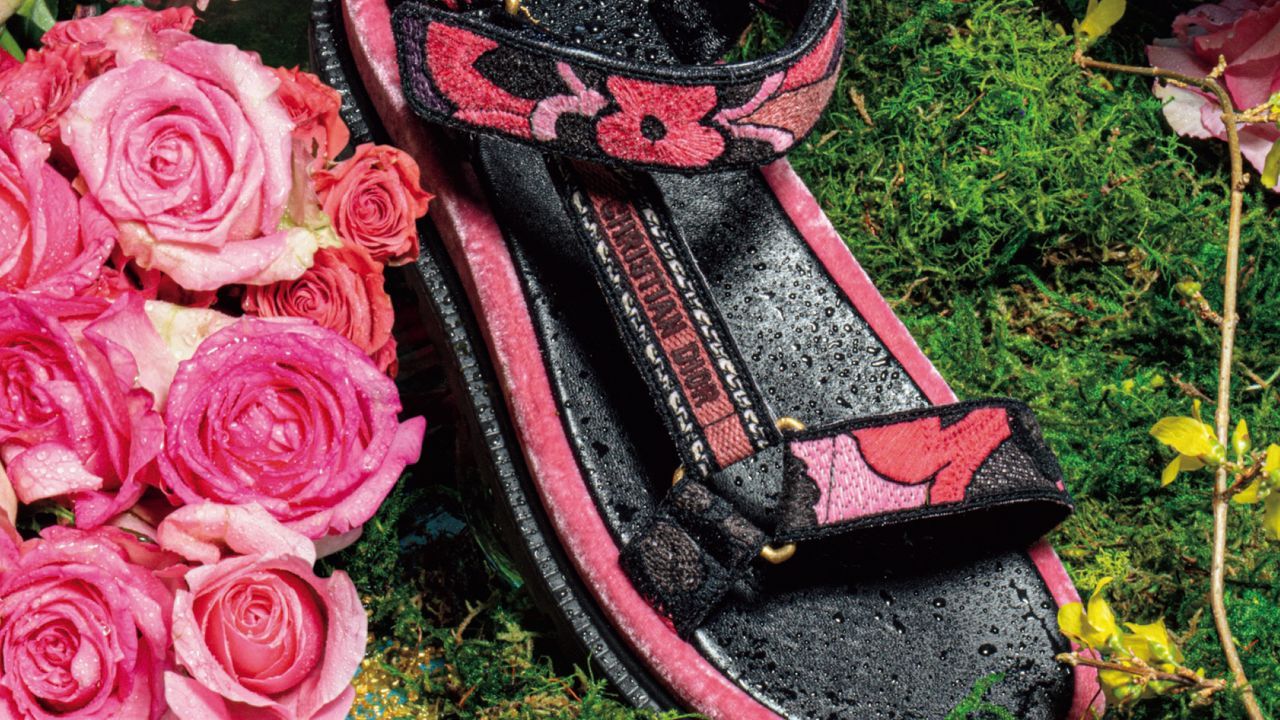 ディオールのサンダルで、気分を彩る可憐な花を足もとに咲かせて