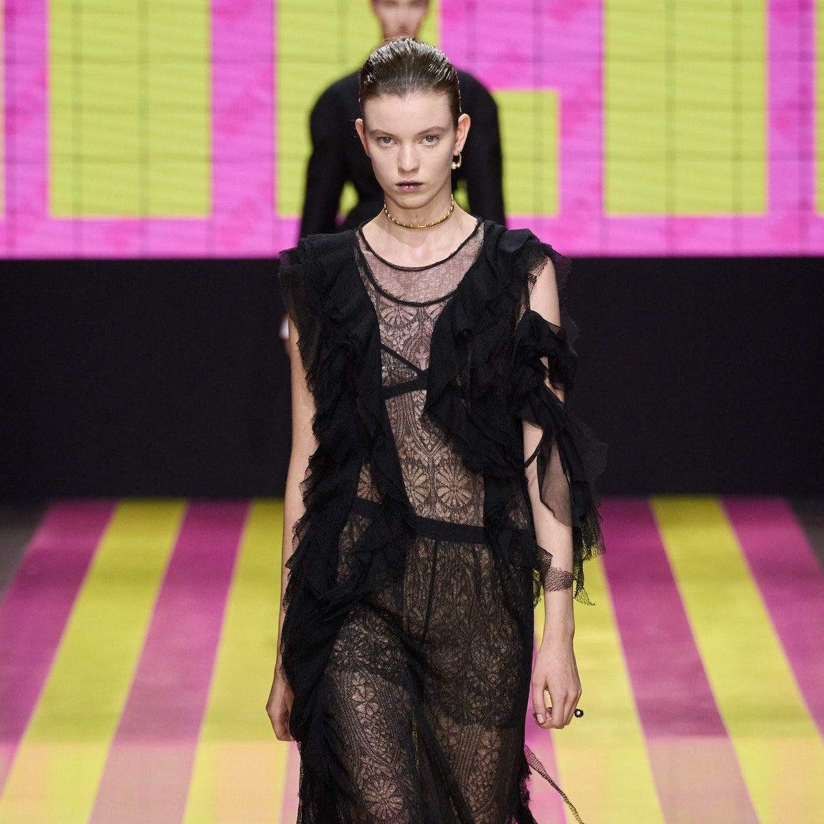 ディオールのショーは「女性」のステレオタイプを打ち壊す反抗的な精神