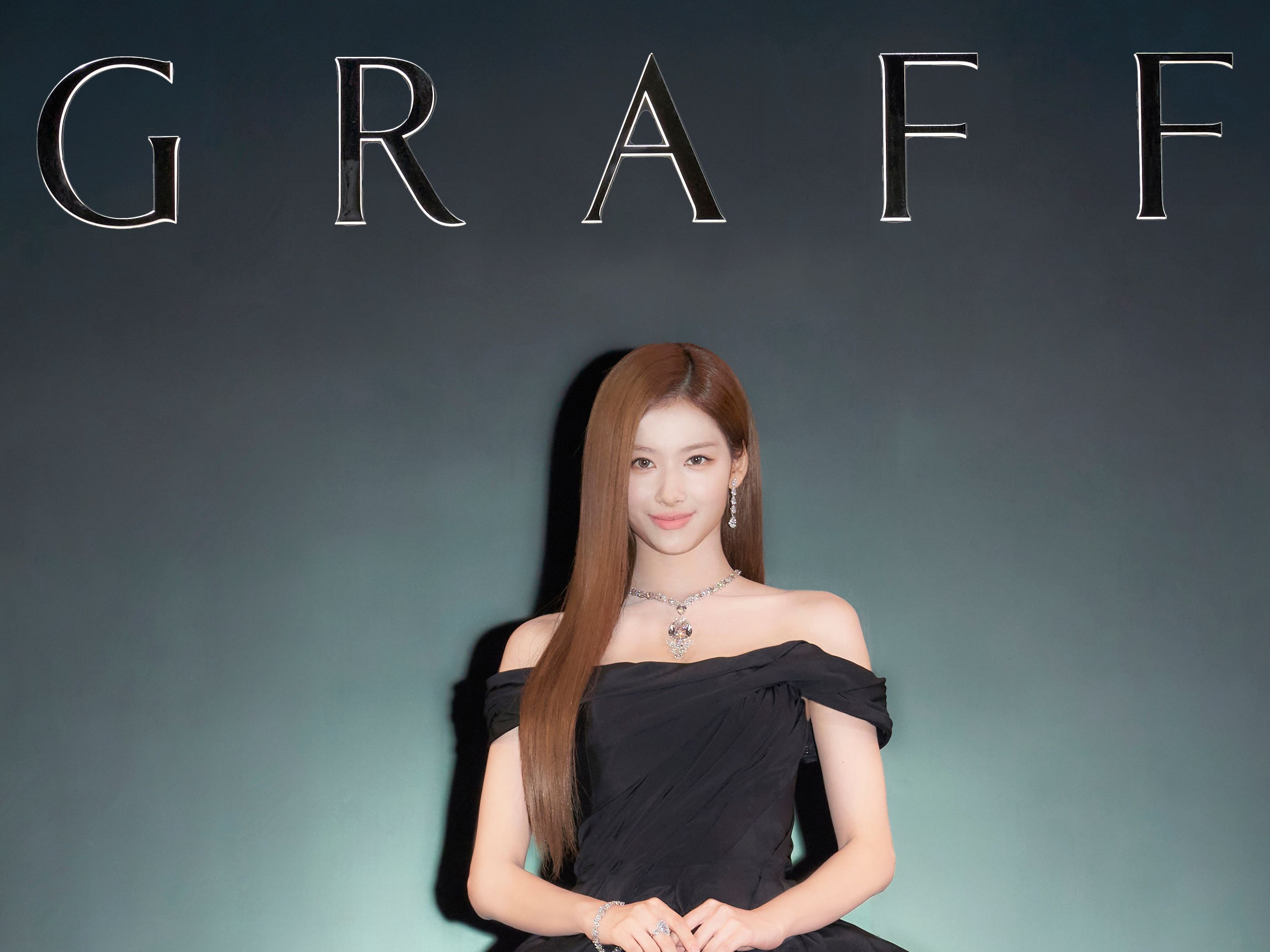 TWICEのSANAがグラフ銀座本店の3周年記念イベントに登場。世界初公開