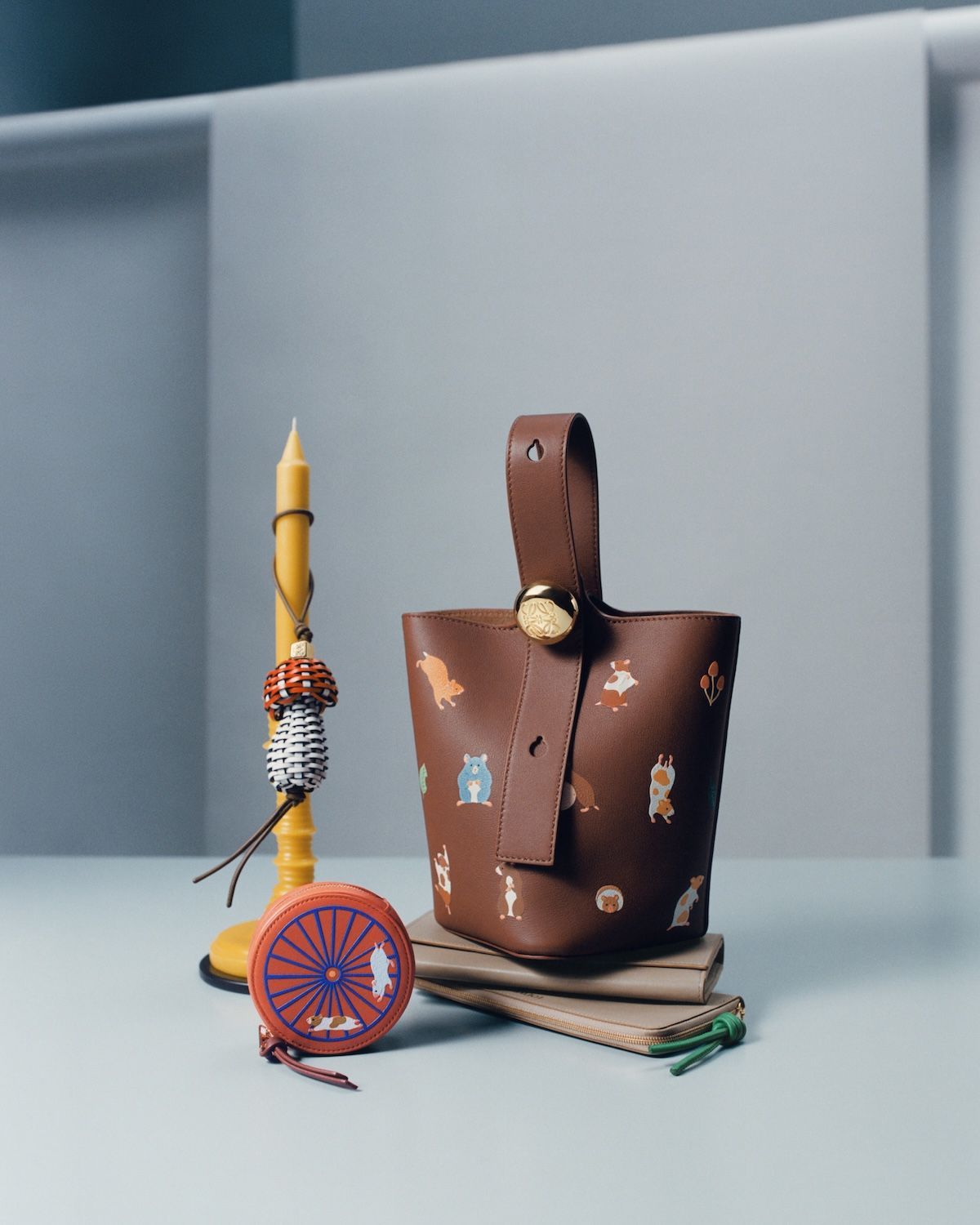 ロエベ、陶芸ユニット「スナ・フジタ」との愛らしいコラボコレクション