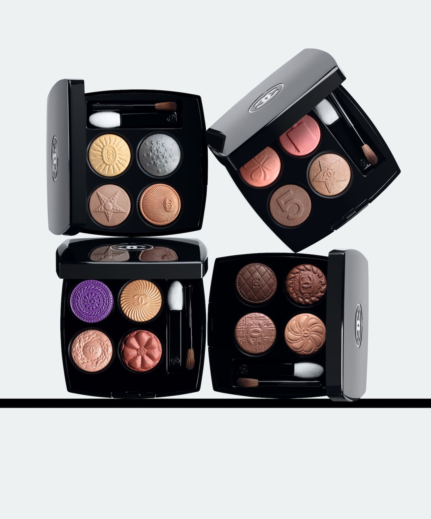 シャネルのシンボルを詰め込んだ見目麗しい4色入りアイシャドウ