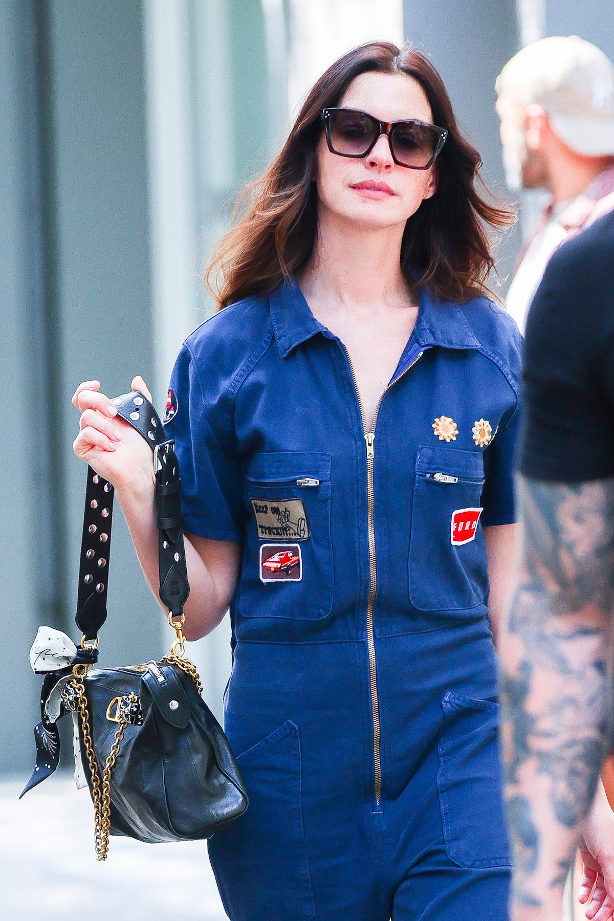 プラダを着た悪魔2』、アン・ハサウェイ演じるアンディの“相棒バッグ