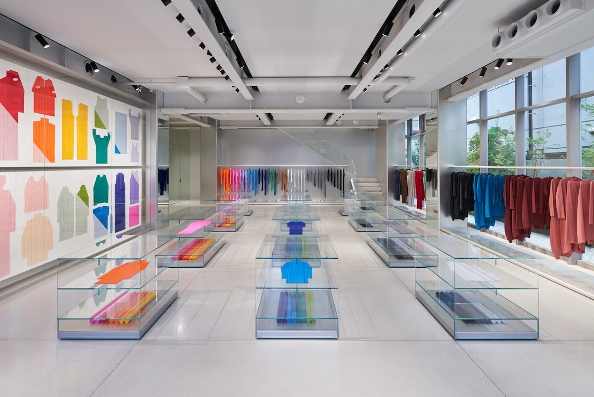 プリーツ プリーズ イッセイ ミヤケ青山店が移転。吉岡徳仁が手がける