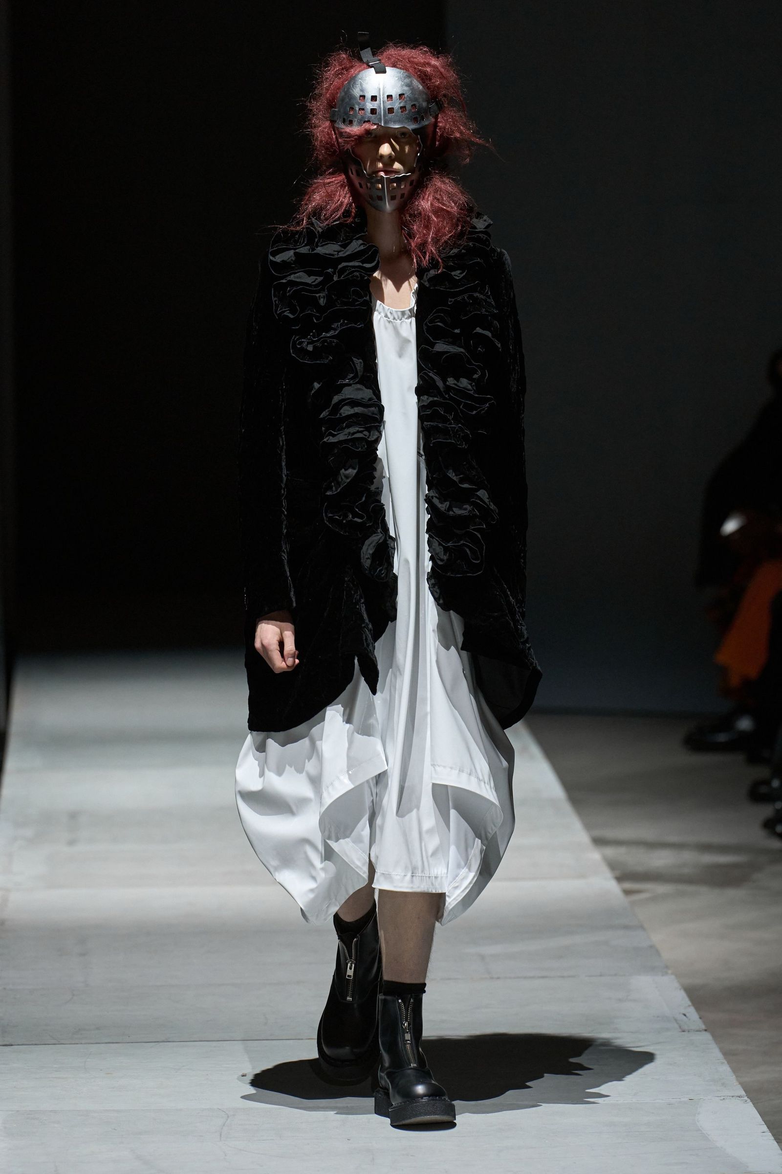 テーマは“ブラックホール”。コム デ ギャルソン・オム プリュスが暗闇