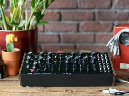 Moogの最新アナログシンセは、超ファンキーなドラムになる──制約