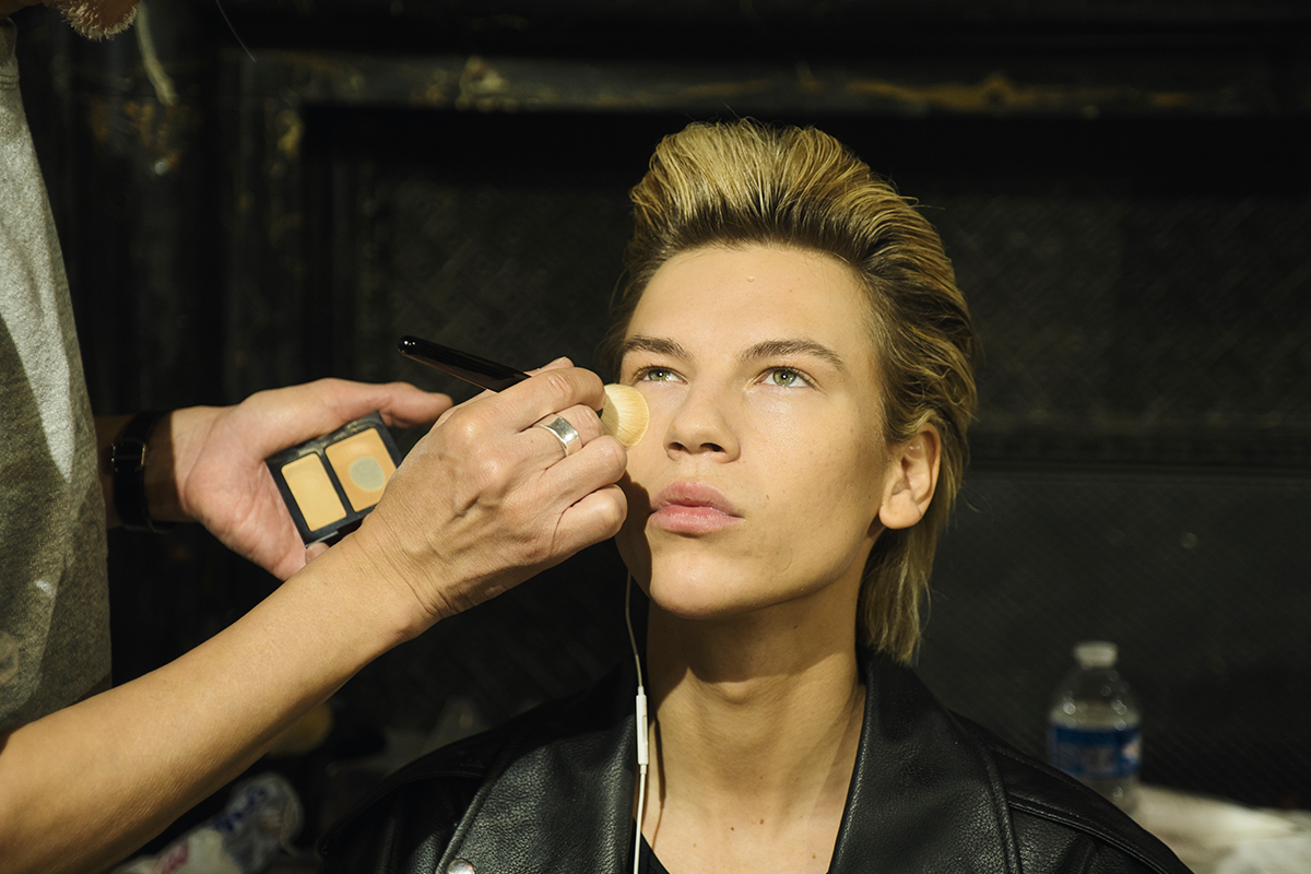 パリメンズ10周年記念の「リンシュウ」が“透明なウエア”という新香水