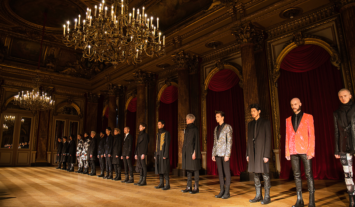 パリメンズ10周年記念の「リンシュウ」が“透明なウエア”という新香水