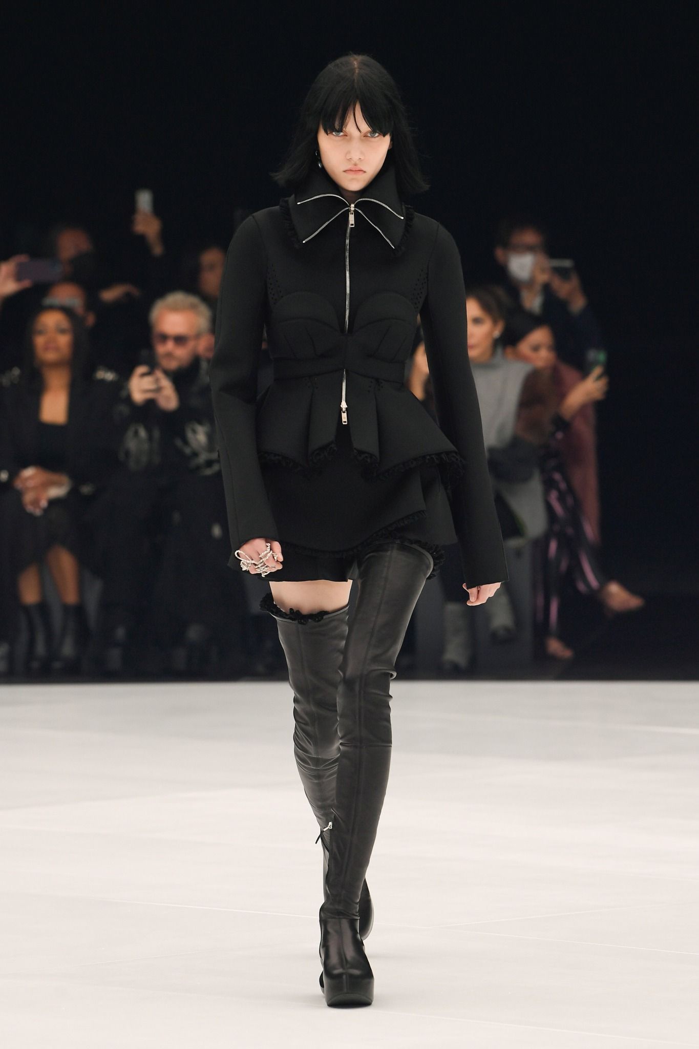 ルック】「ジバンシィ」2022年春夏パリ・コレクション - WWDJAPAN