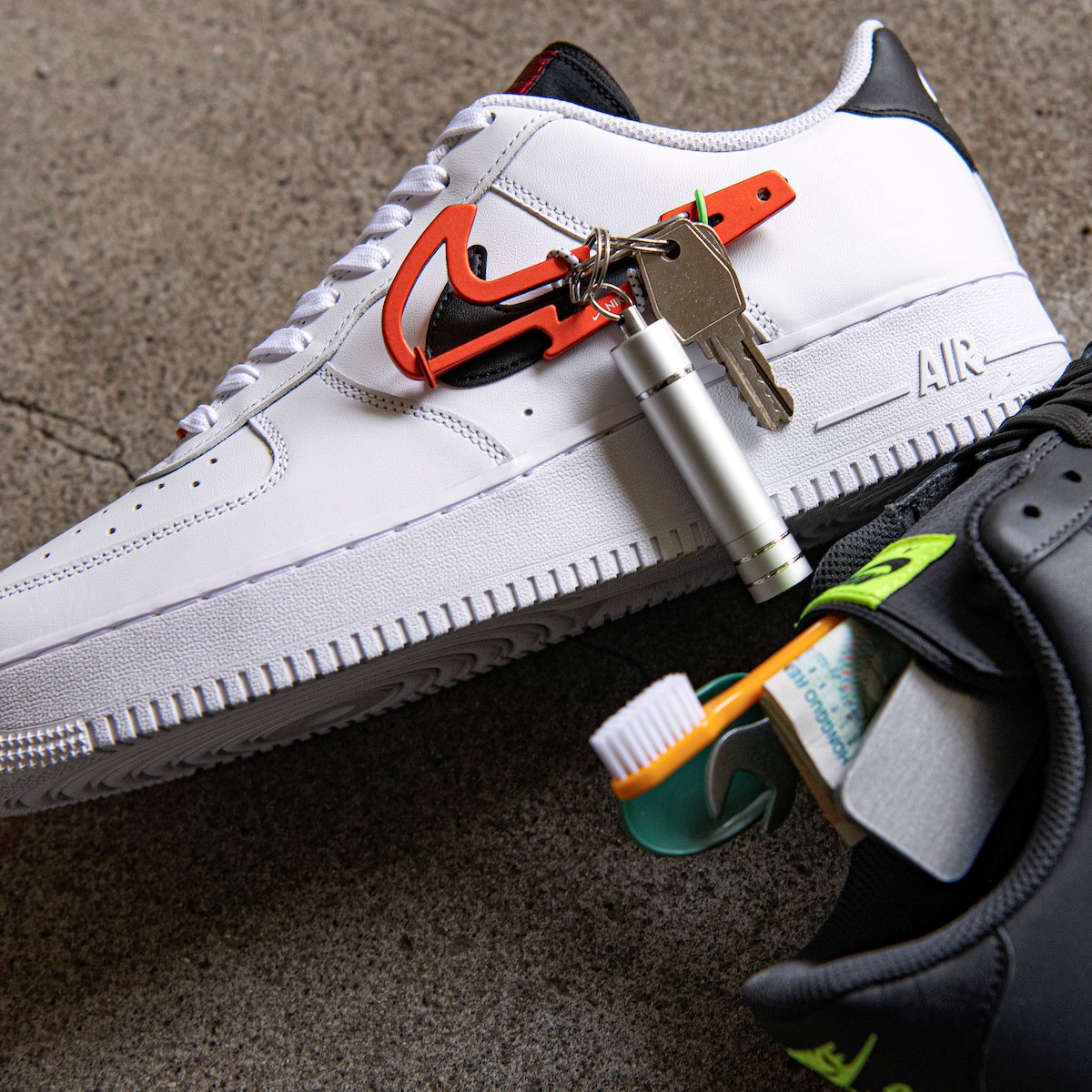 ナイキ」“エアフォース 1”の新モデルはスウッシュ型のカラビナ付き