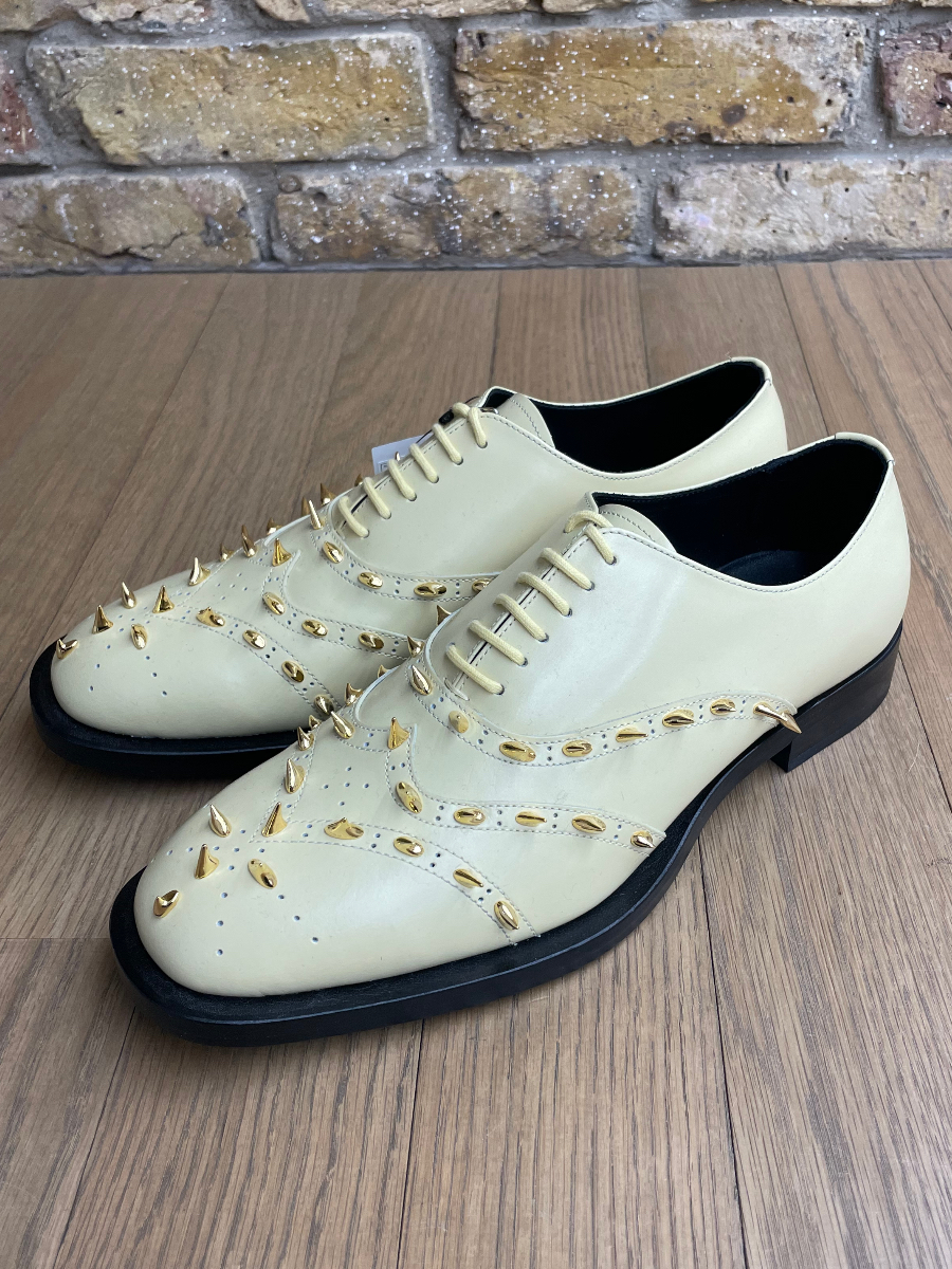 アンダーカバー」が英「ラロッカ」とのコラボブーツ “薔薇のトゲ