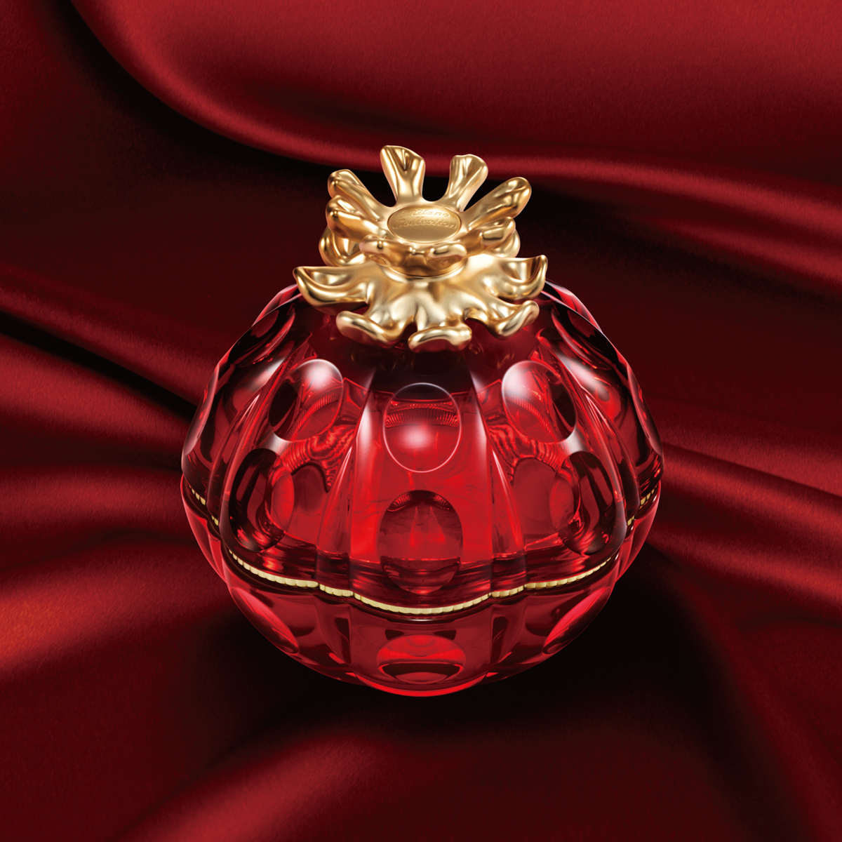 ミラノコレクション」から3万円のフェイスパウダー 芸術品に触れるよう