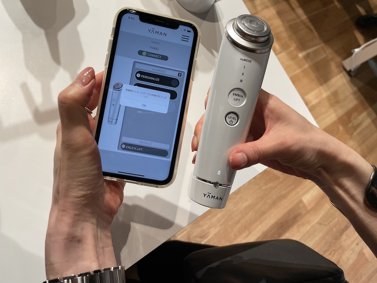 ヤーマンが日本初のAI美顔器“ハケイ”を発売 2万点以上の化粧品データを