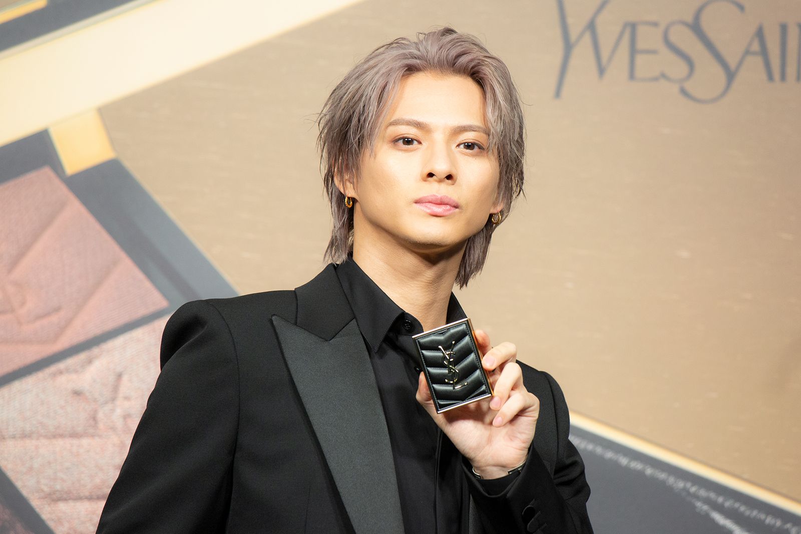 Number_iの平野紫耀が「YSL」限定ポップアップを満喫 クールなスーツ