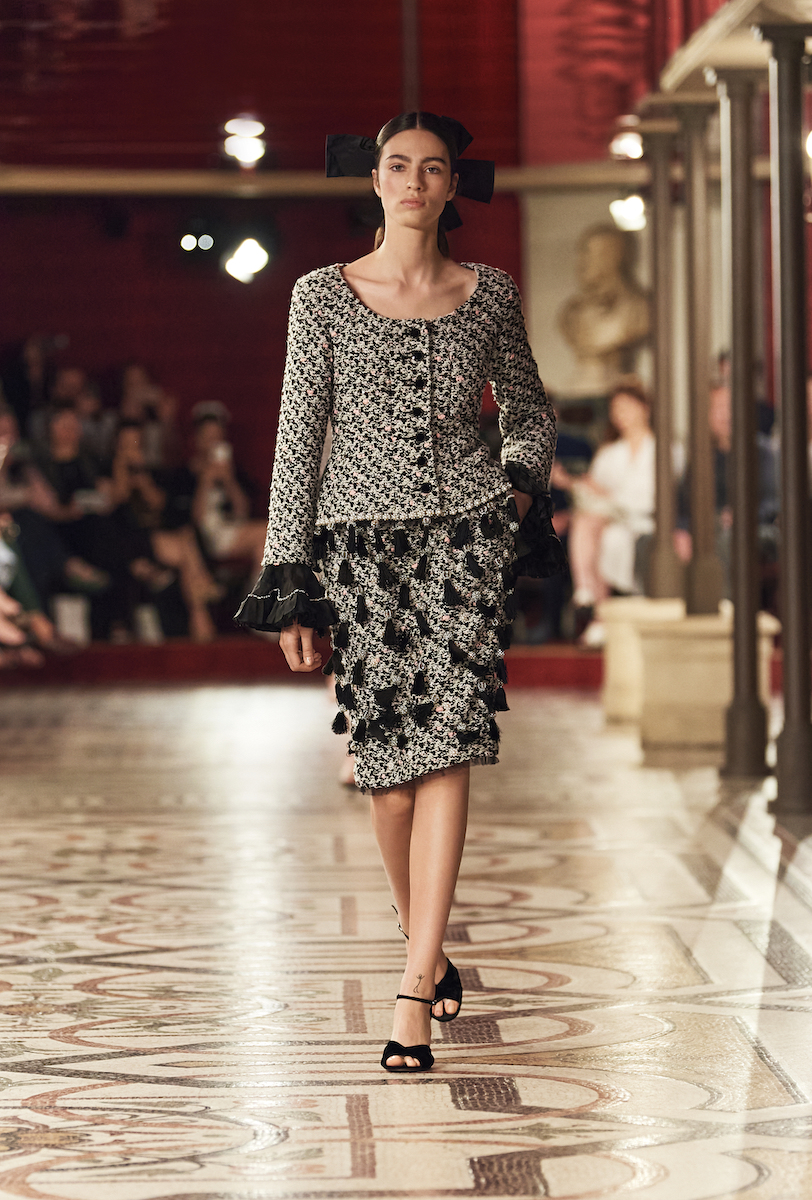 シャネル」がオペラ座で見せた、揺るぎないメゾンコードとサヴォア