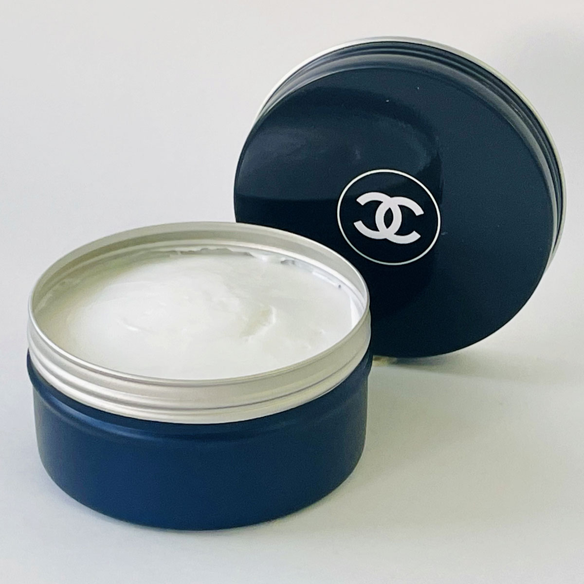 シャネル」のメンズ香水“ブルー ドゥ シャネル”がマルチに使えるバーム