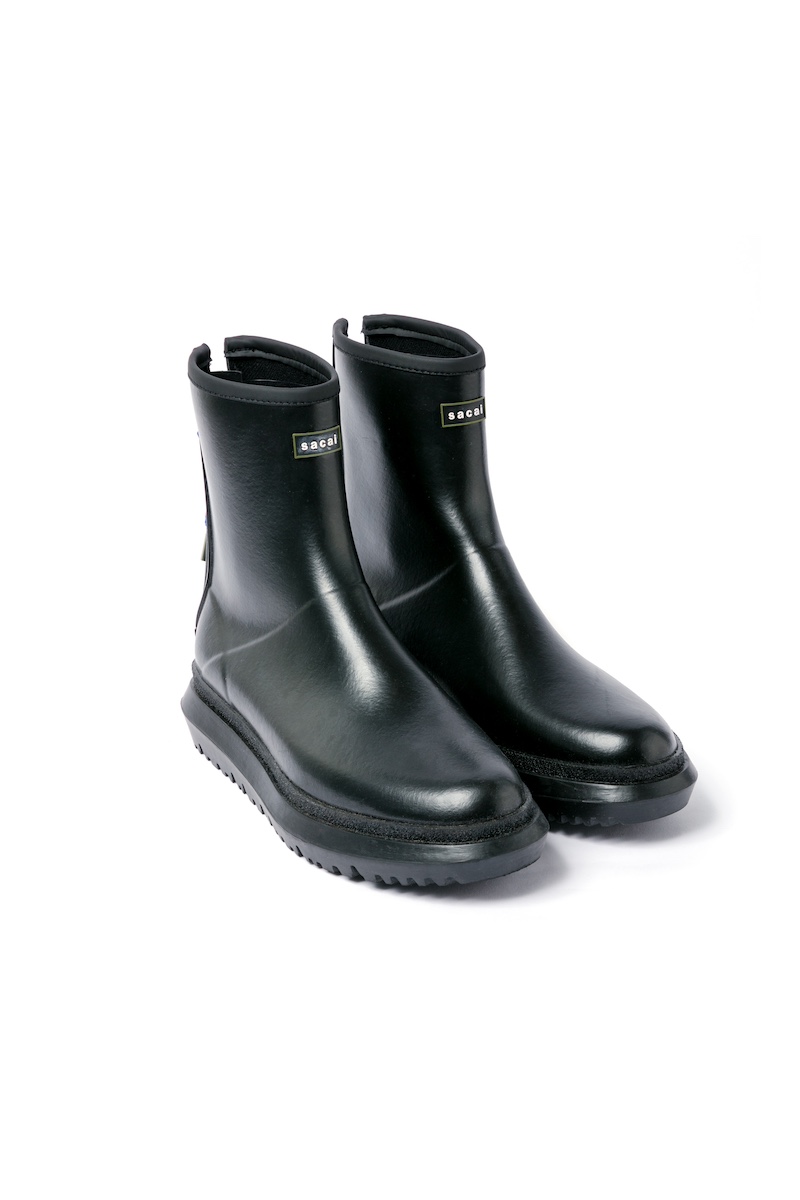 サカイ」が新作“ラバーブーツ”を発売 日常でもアウトドアでも重宝する