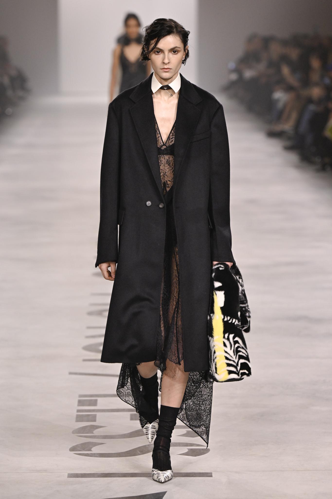 ルック】「フェンディ」2026-27年秋冬コレクション - WWDJAPAN