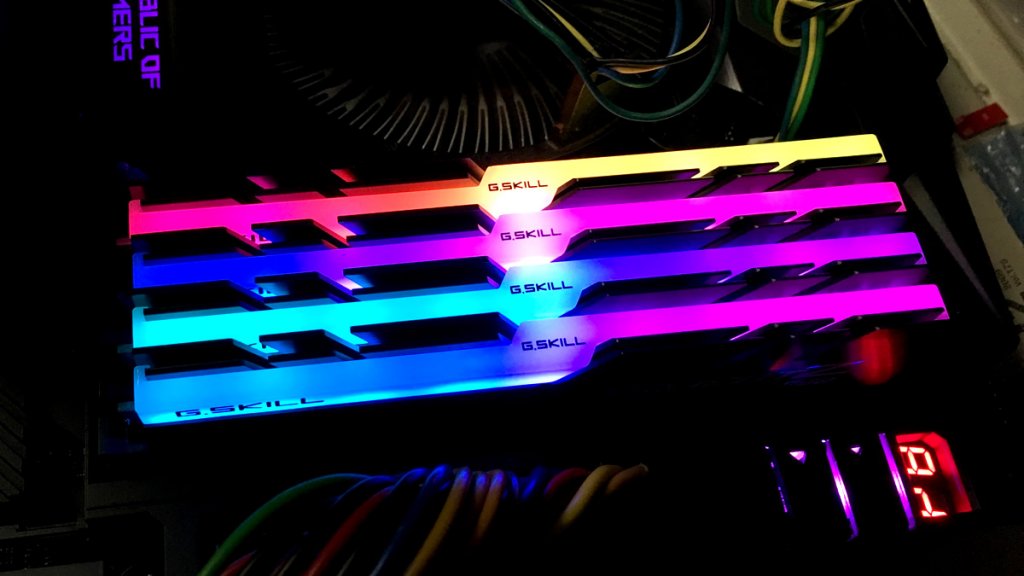 人気のG.SKill OCメモリーのRGBイルミネーション搭載モデル「Trident Z