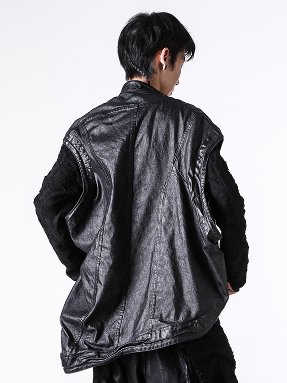 JULIUS 25SS コーティングデニムベスト オールブラックスタイリング