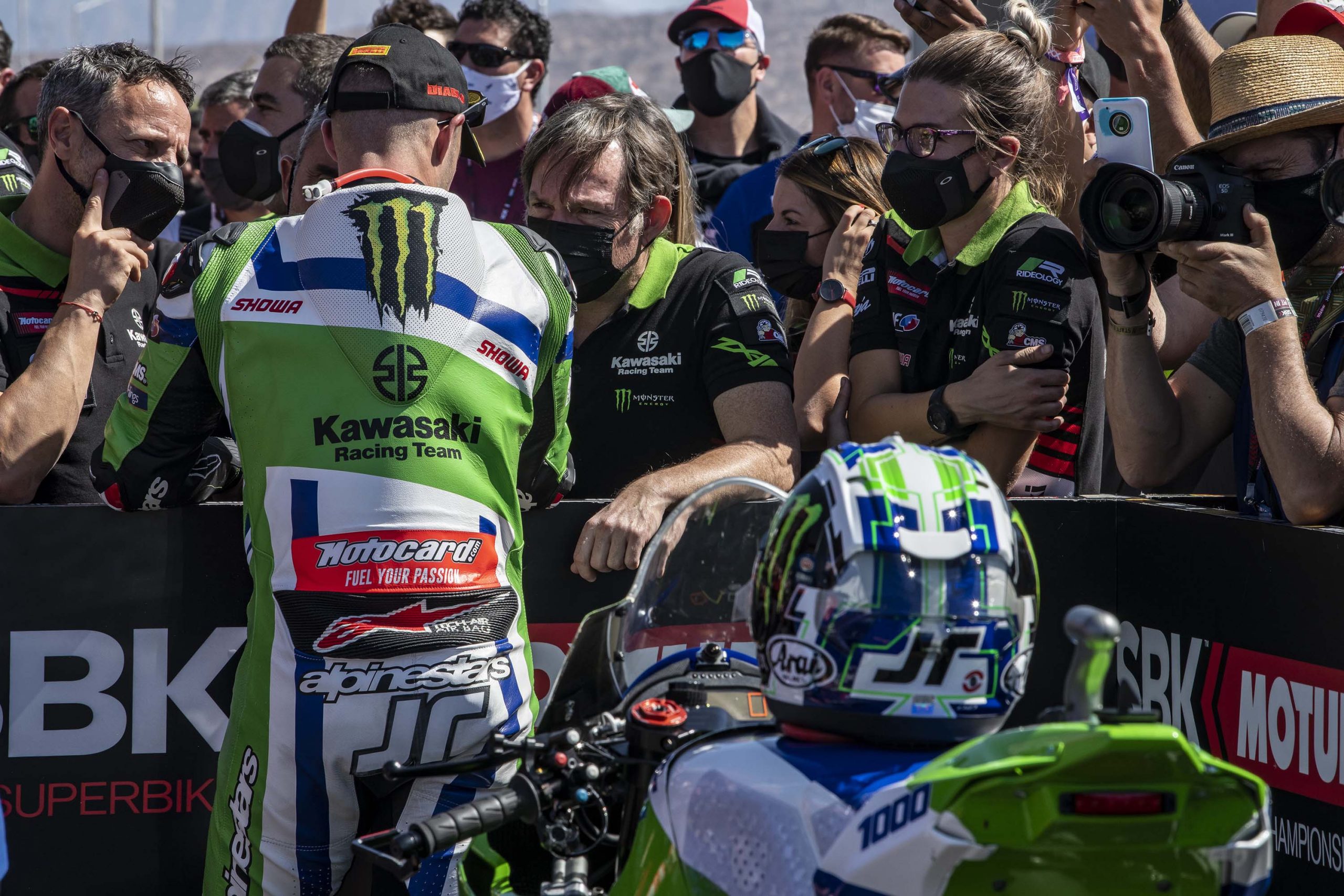 Kawasaki Ninja ZX-10RR în scheme de culoare retro nu arată deloc