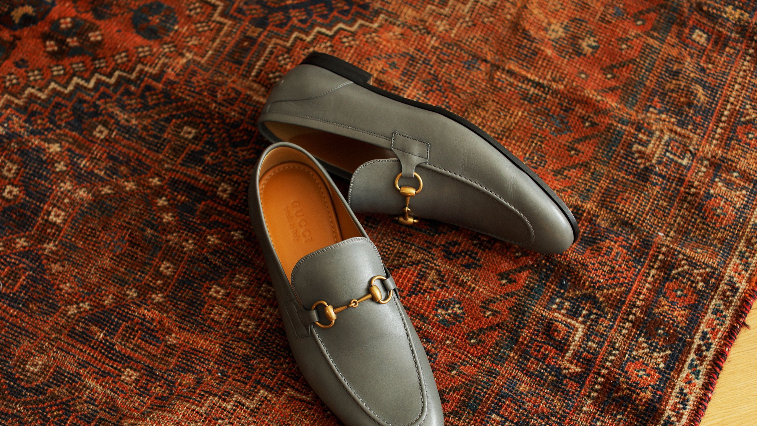 グッチの新作ローファーで抑制を効かせたスタイリングを構築──特集