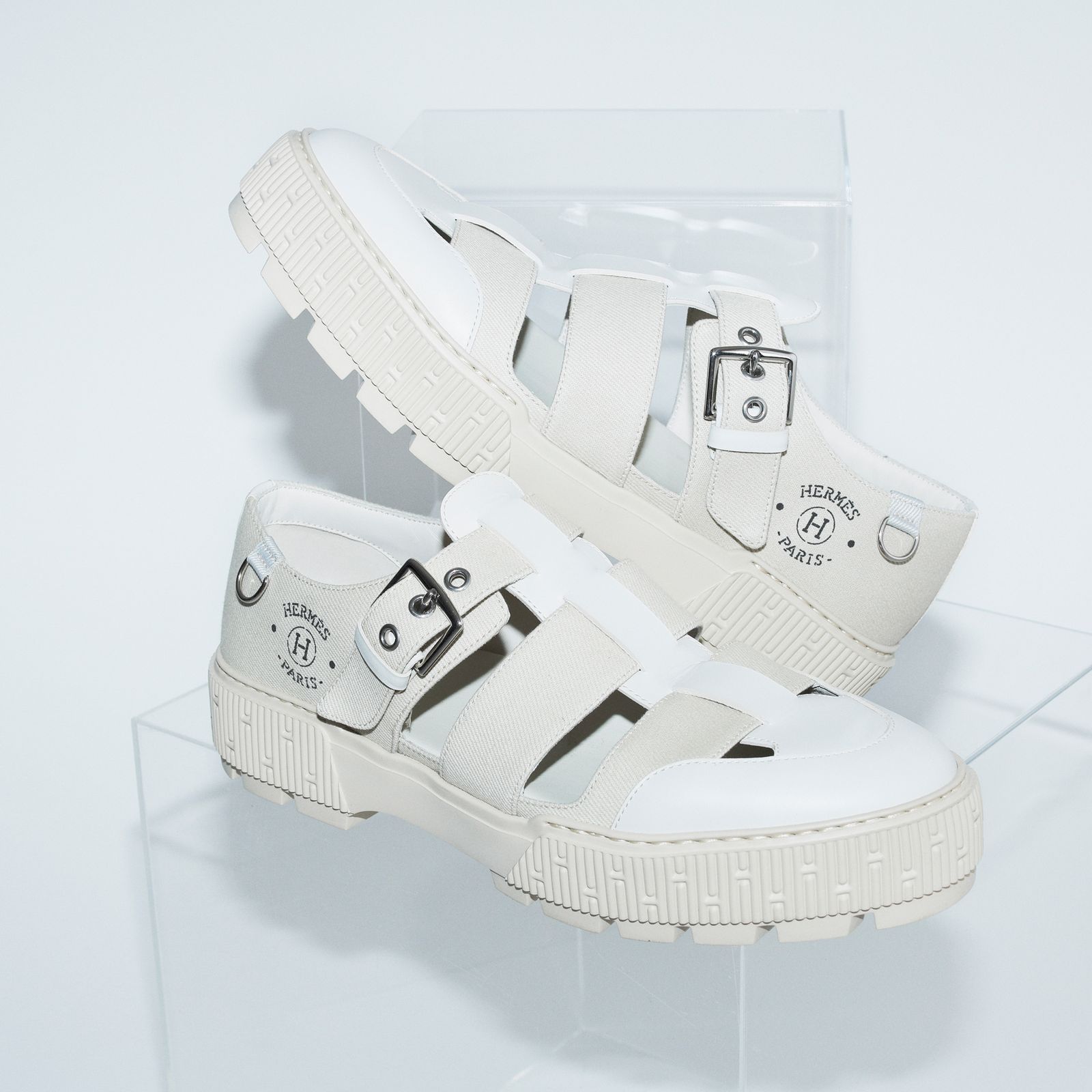 上品なマスキュリニティで魅了するエルメス──2024年夏、サンダルの