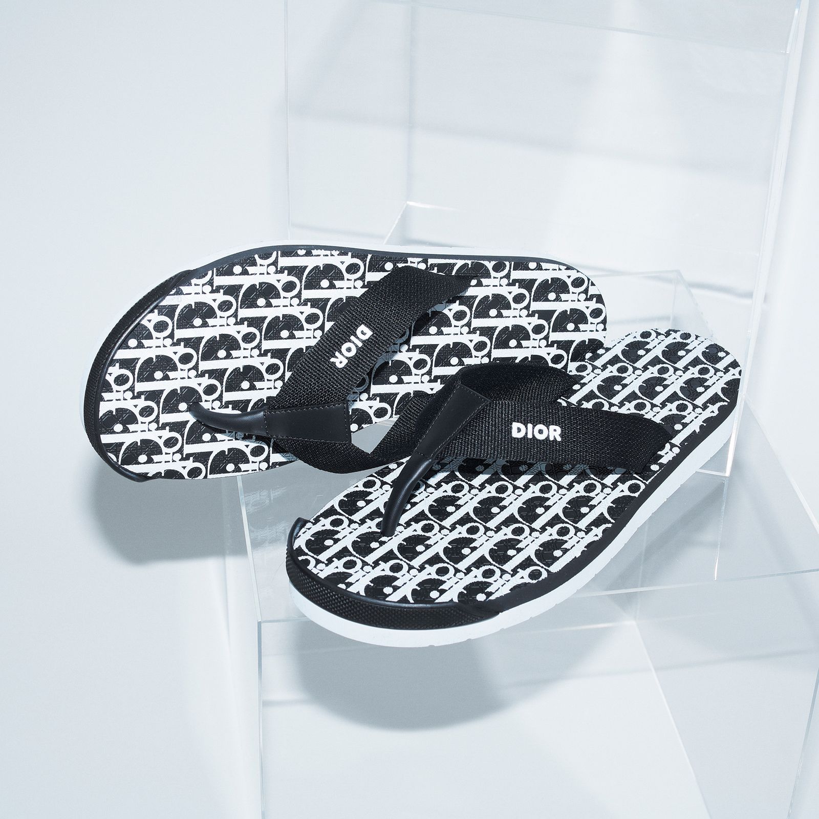 主役級の存在感で魅せるディオール──2024年夏、サンダルの正解 | GQ