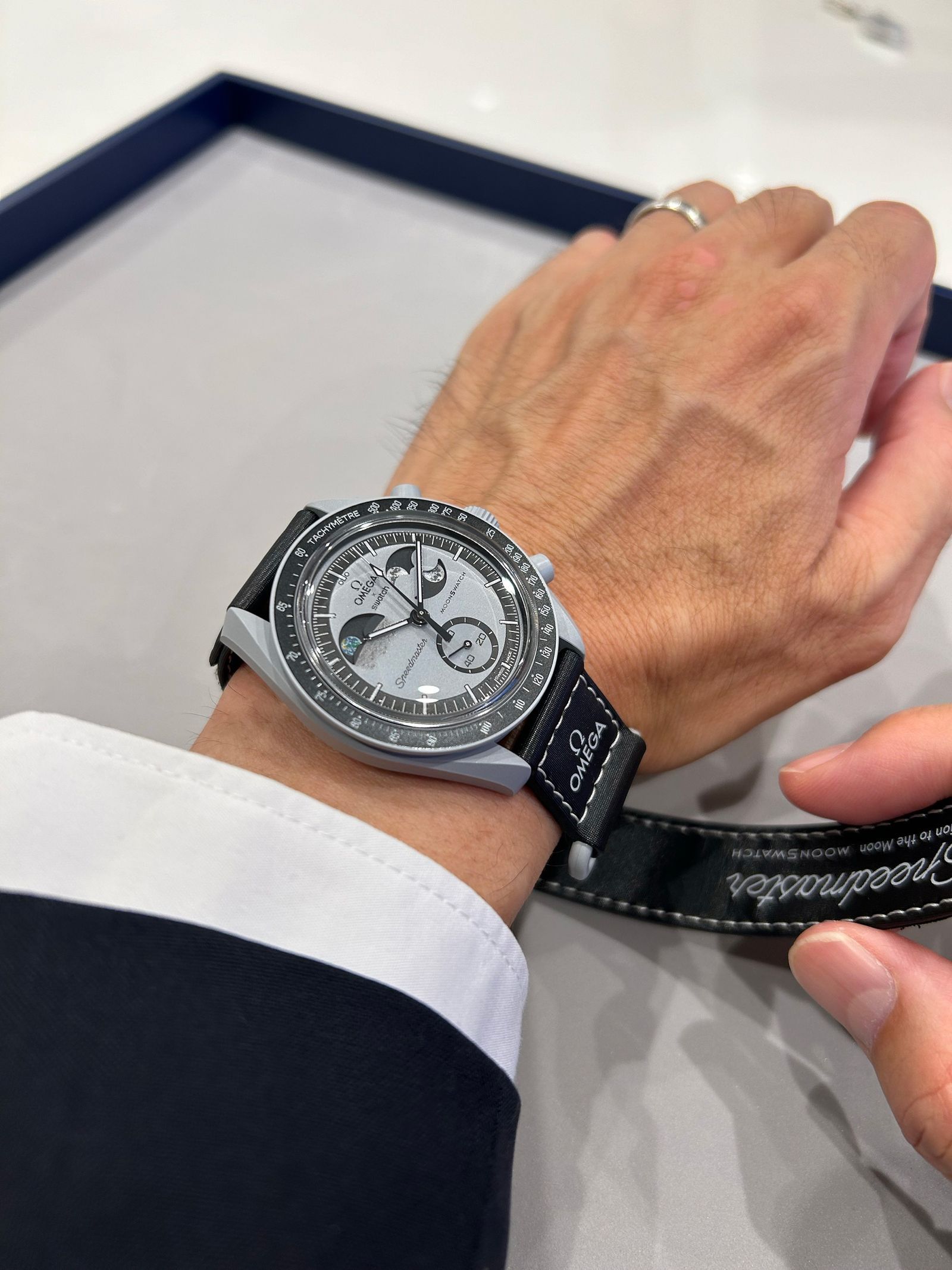 オメガ×スウォッチの新作ムーンスウォッチ「バイオセラミック ムーン