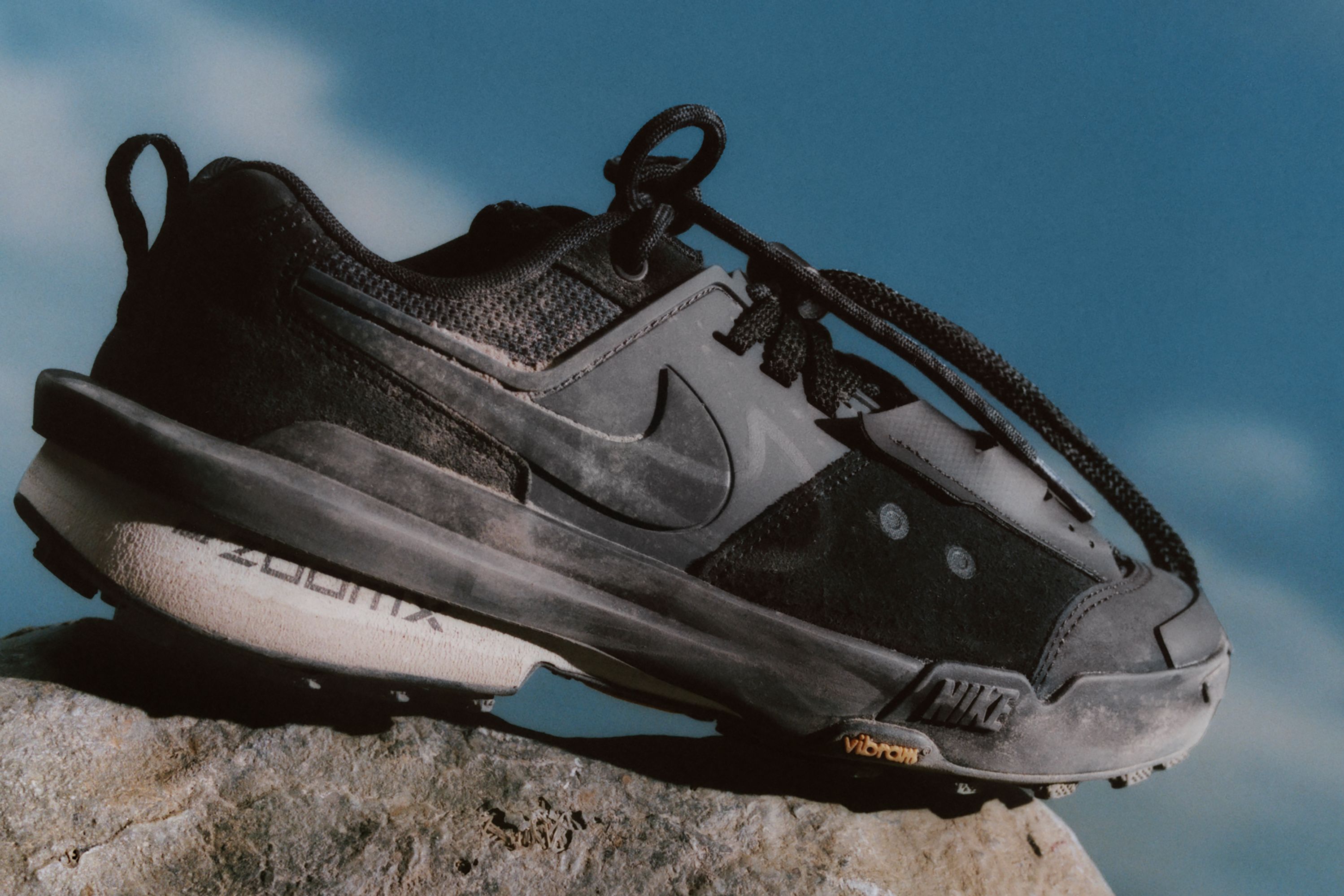 ナイキとサカイの新作フットウェア、「Zegamadome」の発売日が決定