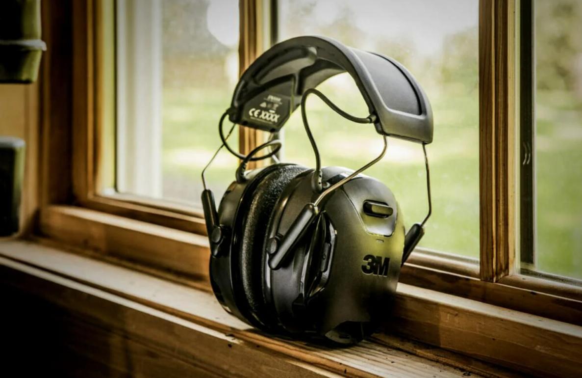 ガチでタフな工業用ヘッドホン。聴覚保護はもちろん、ソーラーパネル