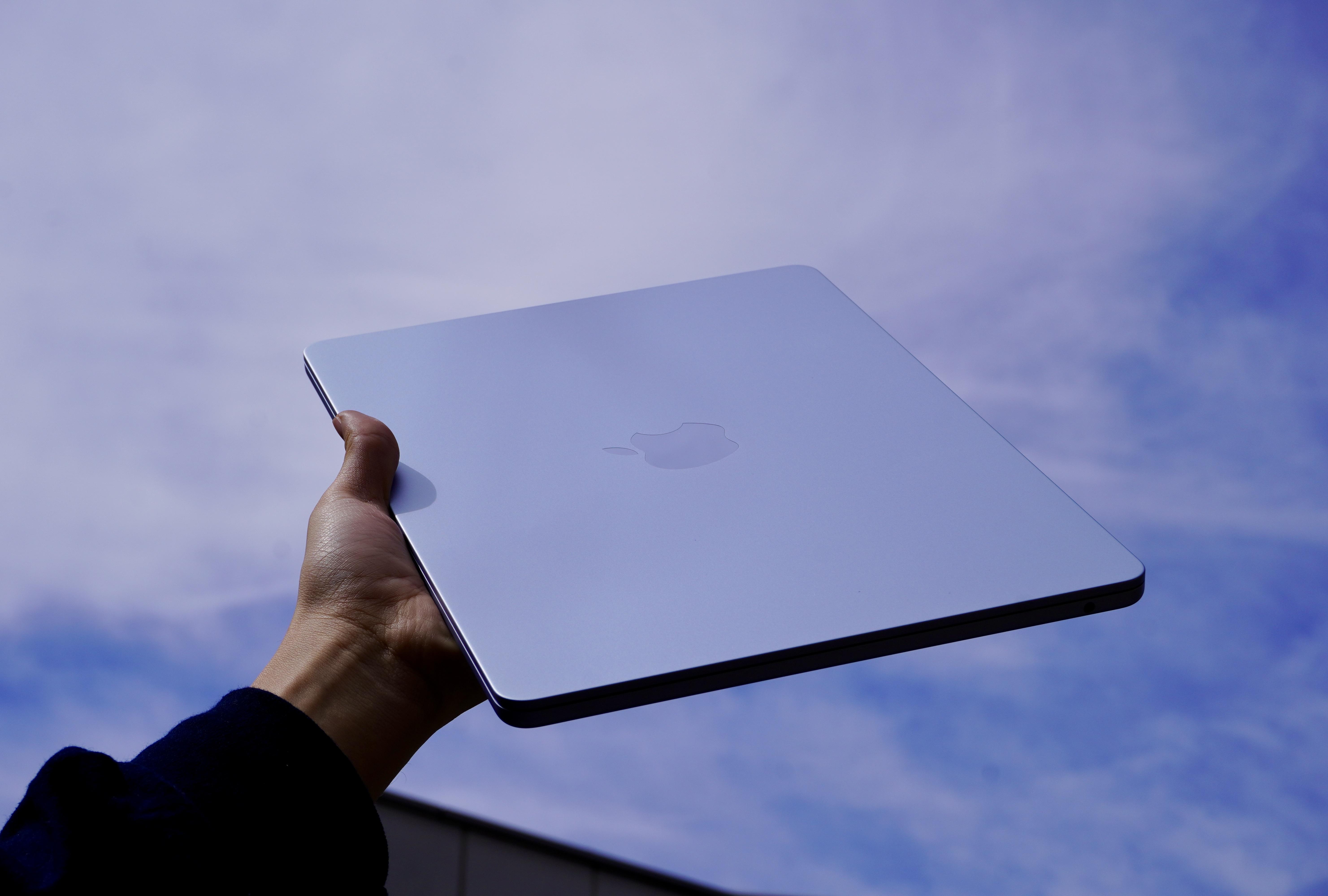 MacBook Airの新色スカイブルー 、｢スカイシルバー｣の方がしっくり